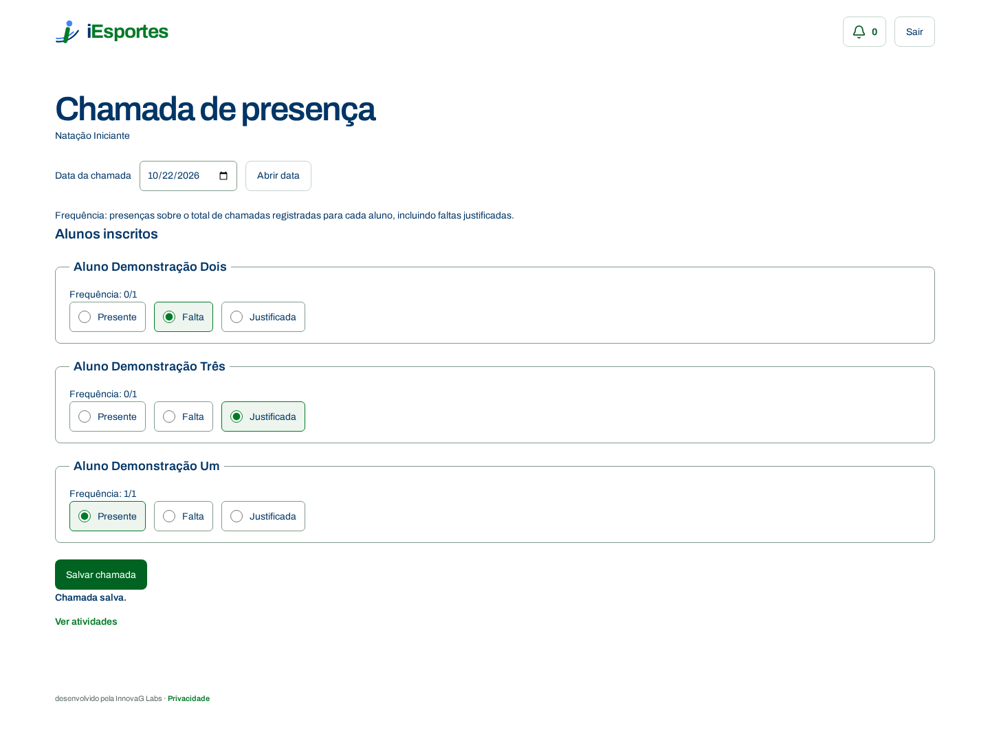 Chamada salva com opções de presença, falta e falta justificada para alunos fictícios.
